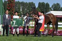 クイーンＳを制したココナッツクラウンと北村友（撮影・持木克友）