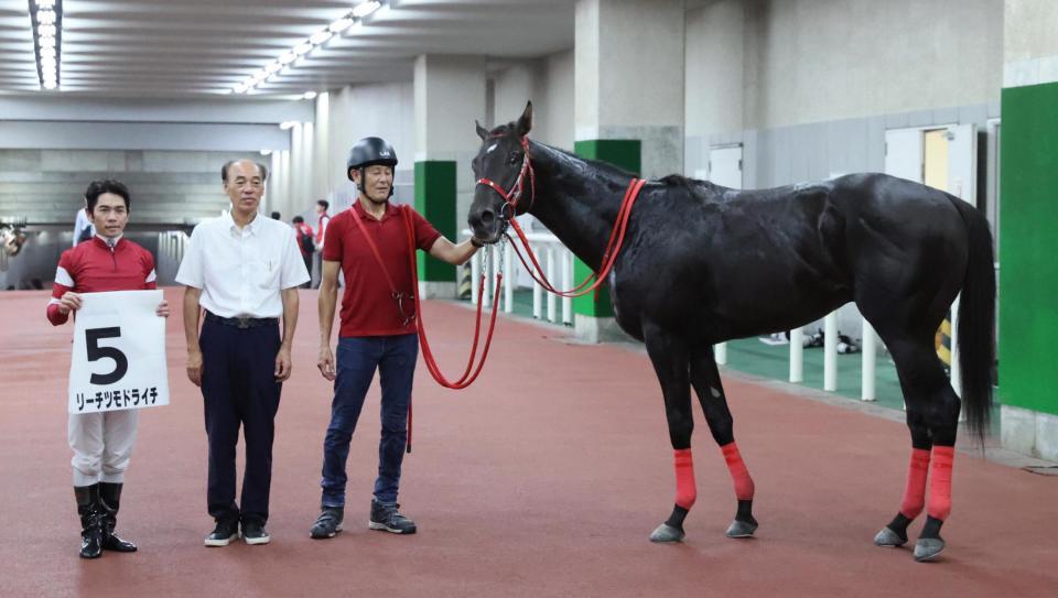 デビュー戦を勝利したリーチツモドライチと（左から）戸崎騎手、森秀調教師