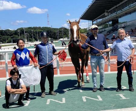 国内最年長勝利記録を更新した川原正一騎手（左から２人目）＝撮影・中山伸治