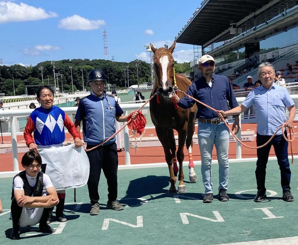 国内最年長勝利記録を更新した川原正一騎手（左から２人目）＝撮影・中山伸治