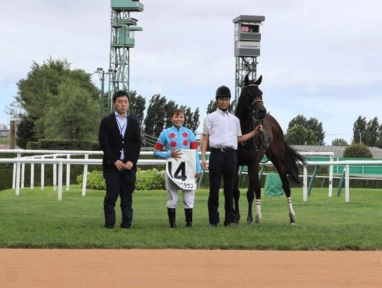 札幌９Ｒを制し、今日３勝目を挙げた小林美駒騎手
