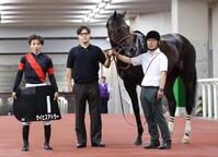 佐渡Ｓを勝利したライヒスアドラーと（左から）佐々木騎手、上原佑調教師