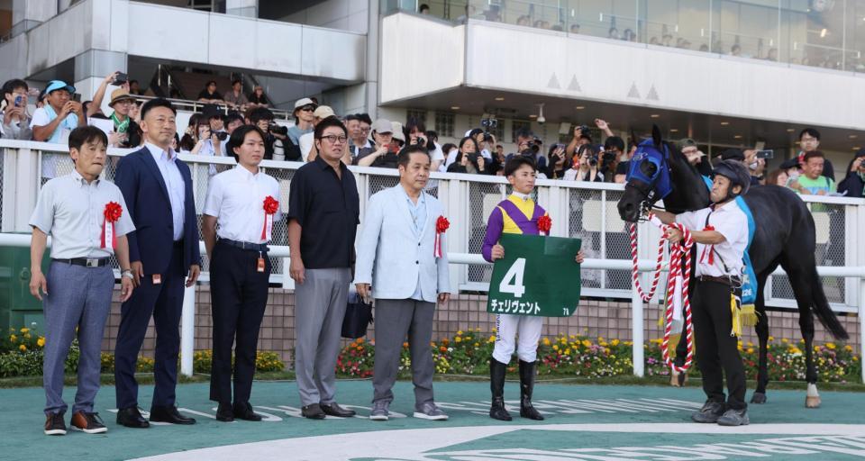 レパードＳを勝利したチェリヴェントと吉村騎手（左から６人目）。左端は清水久調教師