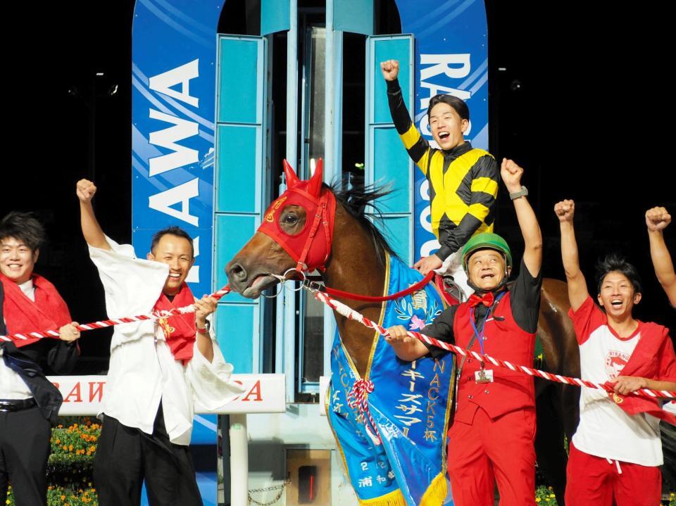 人馬ともに重賞初制覇を果たし、「１、２、３、ダー！」と叫ぶ室陽一朗騎手（馬上）とウノキボンバイエ