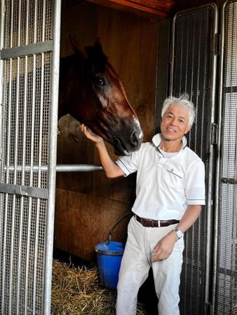 函館に到着して馬房で管理馬とリラックスムードの国枝栄厩務員