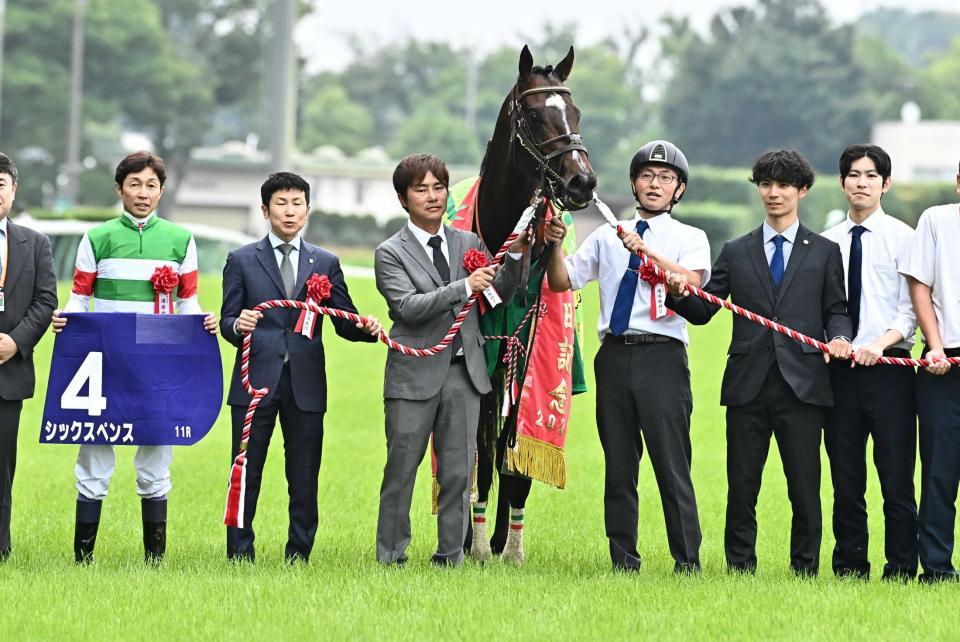 　安田記念を制したシックスペンス。左端は武豊、その右が田中博師