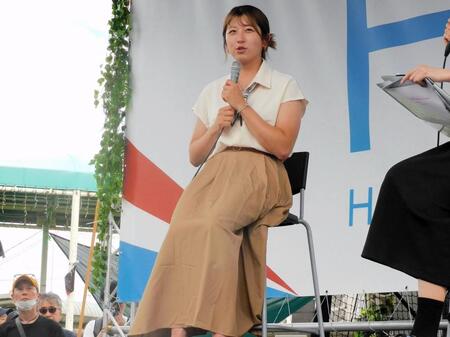 園田競馬場のトークショーに出演した今村聖奈（撮影・中山伸治）