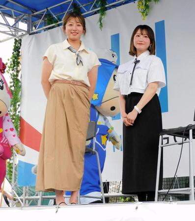 園田競馬場のトークショーに出演した今村聖奈（左）とＭＣの津田麻莉奈＝撮影・中山伸治