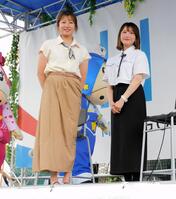 園田競馬場のトークショーに出演した今村聖奈（左）とＭＣの津田麻莉奈＝撮影・中山伸治