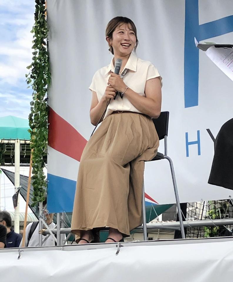 園田競馬場のトークショーに出演した今村聖奈（撮影・中山伸治）