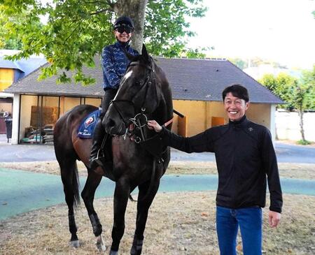 　追い切りを見届けて笑顔の武豊（右）とシックスペンス（撮影・平松さとし）