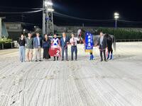 摂津盃を制覇したオマツリオトコと関係者（撮影・中山伸治）