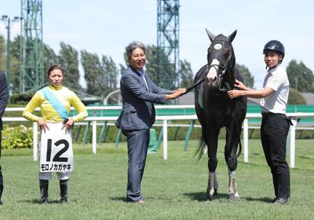 ４Ｒを制したモロノカガヤキと小林美駒（左）＝札幌競馬場（撮影・西岡正）