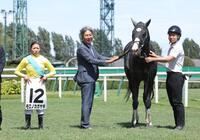 ４Ｒを制したモロノカガヤキと小林美駒（左）＝札幌競馬場（撮影・西岡正）