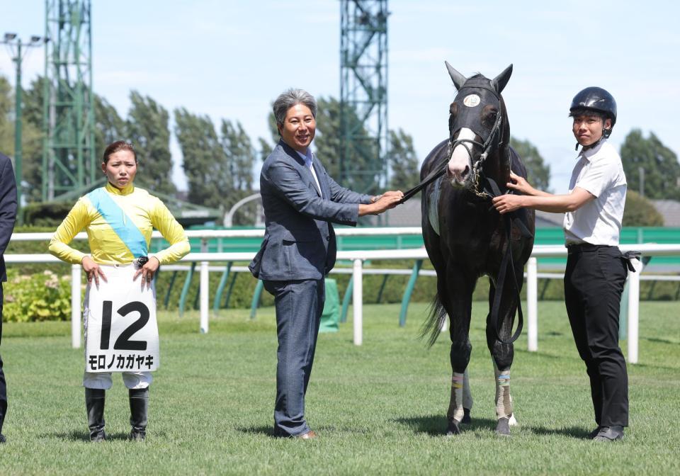 ４Ｒを制したモロノカガヤキと小林美駒（左）＝札幌競馬場（撮影・西岡正）