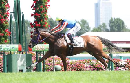 後続に大差を付け、新馬戦を制したジオパークカツキ（撮影・西岡正）