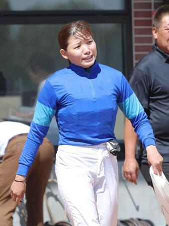 １Ｒに勝利し、口取りに向かう小林美駒（撮影・西岡正）