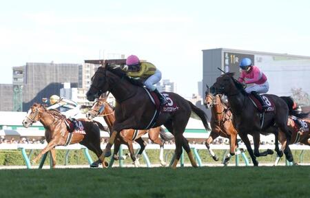 大外から差しきり、札幌記念を制したシェイクユアハート（中央）＝撮影・西岡正