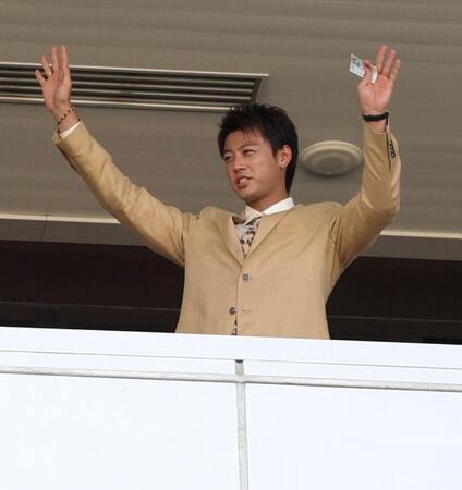 馬券を持ち、ファンに手を振る竹内涼真（撮影・西岡正）