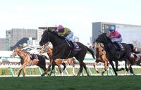 大外から差しきり、札幌記念を制したシェイクユアハート（中央）＝撮影・西岡正