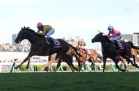 大外から差しきり、札幌記念を制したシェイクユアハート（左）＝撮影・西岡正