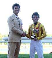 プレゼンターとして古川吉洋騎手（右）を祝福する竹内涼真（撮影・西岡正）