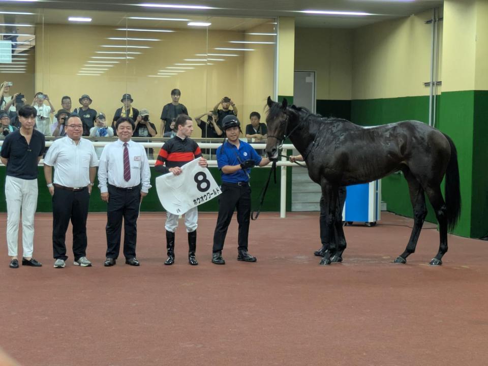 口取り式にのぞむ池江師（左）とコレット騎手（左から４人目）
