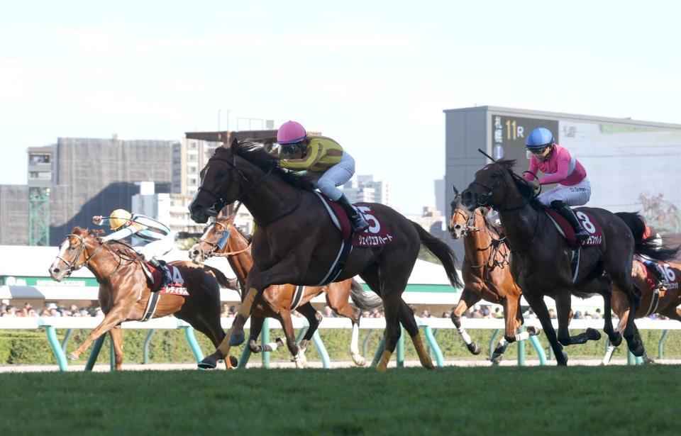 大外から差しきり、札幌記念を制したシェイクユアハート（中央）＝撮影・西岡正