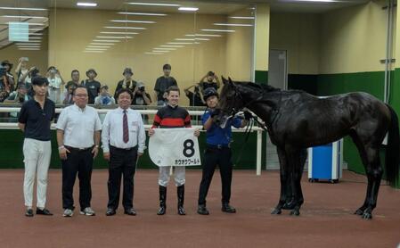 口取り式にのぞむ池江師（左）とコレット騎手（左から４人目）