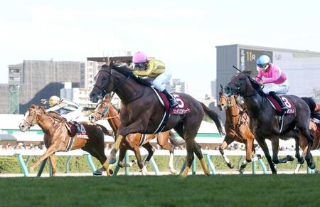 　大外から差し切ったシェイクユアハート（中央）＝撮影・西岡正