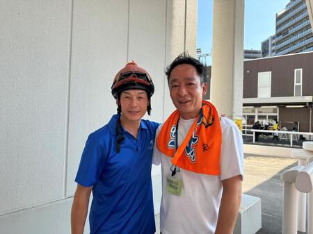 初勝利を果たしたドコフクカゼの調教を担当する元騎手の志村厩務員（左）と治郎丸敬之オーナー