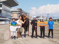 川崎２Ｒで初勝利を収めた片目が見えない競走馬ドコフクカゼ
