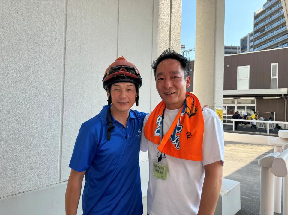 初勝利を果たしたドコフクカゼの調教を担当する元騎手の志村厩務員（左）と治郎丸敬之オーナー