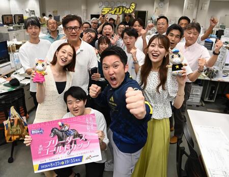 デイリースポーツ神戸本社を訪れ、社員とともに気勢を上げる杉谷拳士氏（中央）