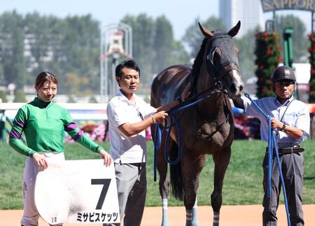 ７Ｒを勝利した河原田騎手（左）とミサビスケッツ