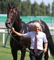 １Ｒを勝利したトゥザファイナルと国枝栄厩務員