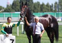 １Ｒを勝利したトゥザファイナルと国枝厩務員（右）。左はルメール騎手