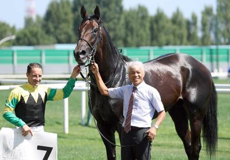 　勝利したトゥザファイナルと口取りに納まる（右から）国枝厩務員とルメール