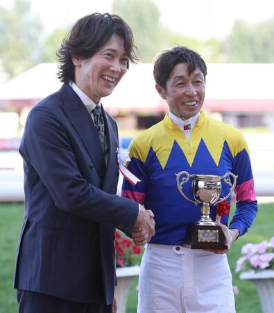 キーンランドＣをサウンドモリアーナで勝利し、佐々木蔵之介と笑顔で握手する武豊（右）