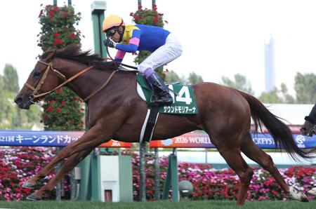 キーンランドＣを勝利したサウンドモリアーナの馬上でガッツポーズする武豊