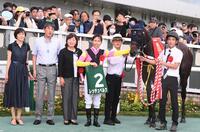 新潟２歳ステークスを制したレッチュベルクと田辺（左から４人目）＝撮影・園田高夫