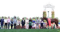 キーンランドＣを勝利したサウンドモリアーナと武豊（左から１１人目）。左から１２人目は武英調教師