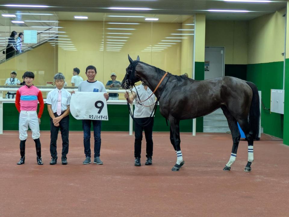 口取り式にのぞむ城戸騎手（左）と羽月師（左から２人目）