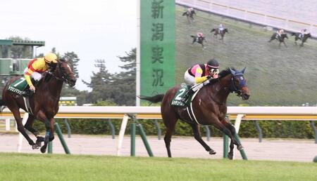 　力強く抜け出したレッチュベルク（右）＝撮影・園田高夫