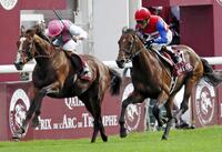　　旋門賞で優勝したワークフォース（左）と激しく競り合い、２着でゴールするナカヤマフェスタ（ロイター＝共同）