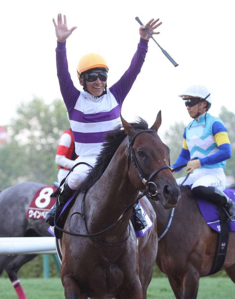 　ＷＡＳＪ第４戦を勝利したミリオンクラウンの馬上で万歳する横山典騎手