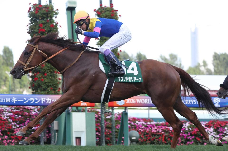 　キーンランドＣを勝利したサウンドモリアーナの馬上でガッツポーズする武豊騎手