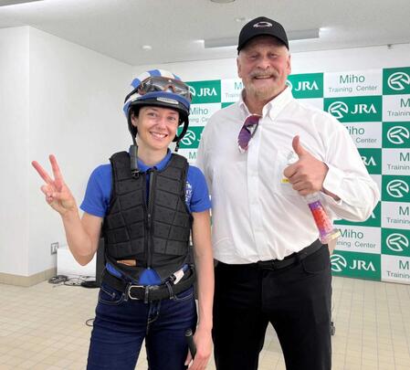 　通訳を務めるスコット氏（右）とミシェル