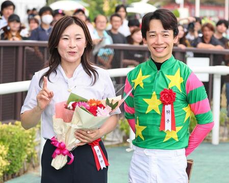 　ＪＲＡ重賞初勝利を挙げ、笑顔を見せる前川師。右は松山