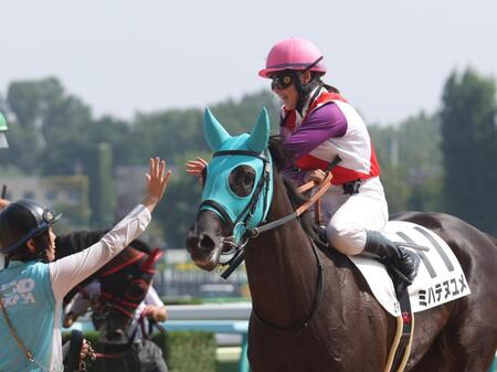 札幌２Ｒをミハテヌユメで制した小林美駒騎手＝札幌（撮影・佐々木彰尚）
